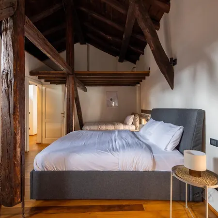 Lägenhet Dimora De' Poeti - 250 Square Meters Attic With Jacuzzi