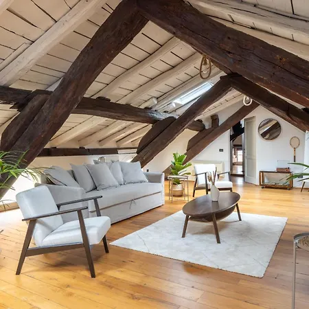 Lägenhet Dimora De' Poeti - 250 Square Meters Attic With Jacuzzi