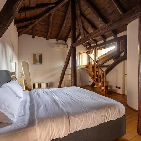 Lägenhet Dimora De' Poeti - 250 Square Meters Attic With Jacuzzi *