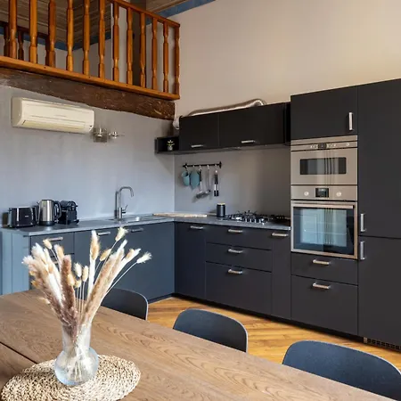 Апартаменты Dimora De' Poeti - 250 Square Meters Attic With Jacuzzi