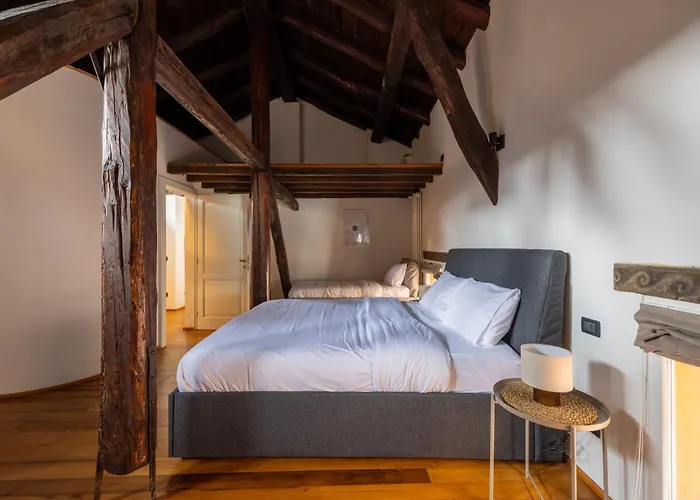 شقة Dimora De' Poeti - 250 Square Meters Attic With Jacuzzi