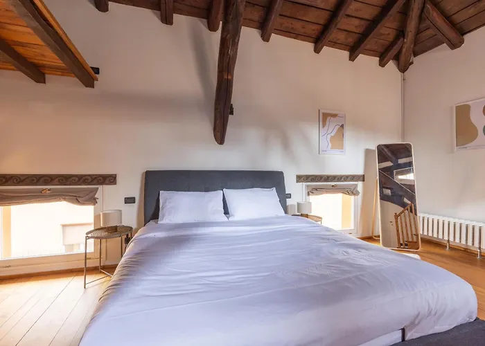 شقة Dimora De' Poeti - 250 Square Meters Attic With Jacuzzi