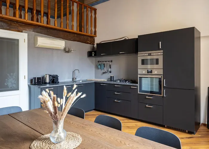 شقة Dimora De' Poeti - 250 Square Meters Attic With Jacuzzi