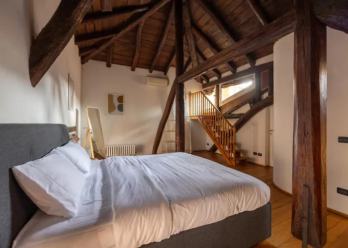 Apartment Dimora De' Poeti - 250 Square Meters Attic With Jacuzzi *