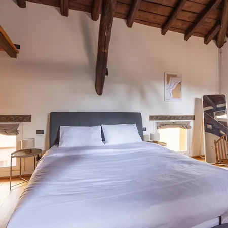 Διαμέρισμα Dimora De' Poeti - 250 Square Meters Attic With Jacuzzi